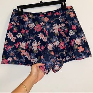 Hollister SUPER CUTE WOMENS floral shorts size LARGE